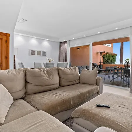 Front Line Townhouse Feriehus *