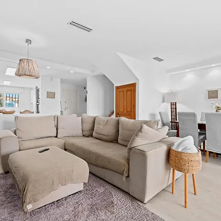 Front Line Townhouse Feriehus *